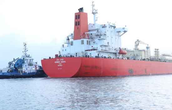 अब देश में नहीं होगी LPG की किल्लत! 15,400 टन रसोई गैस लेकर मुंबई पहुंचा 'ग्रीन आशा' टैंकर