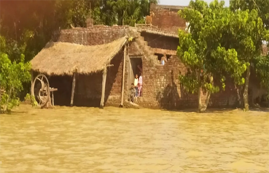 श्रावस्ती : बाढ़ में नाव पलटने से लेखपाल लापता, साथियों ने तैरकर बचाई जान