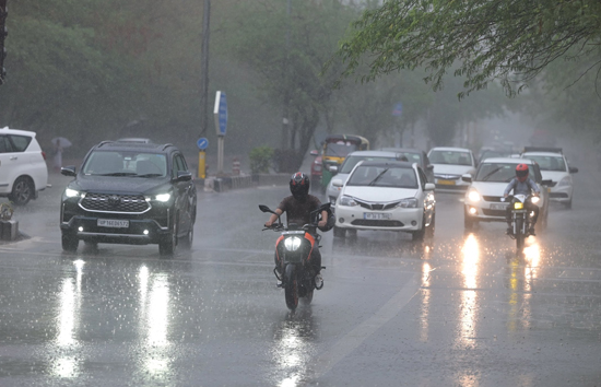 दिल्ली में मौसम हुआ सुहाना, झमाझम बारिश से लोगों ने ली राहत की सांस