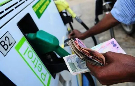 Petrol Diesel Price Today : गुरुवार को बदल गई पेट्रोल-डीजल की कीमत, टंकी भरवाने से पहले चेक करें रेट 