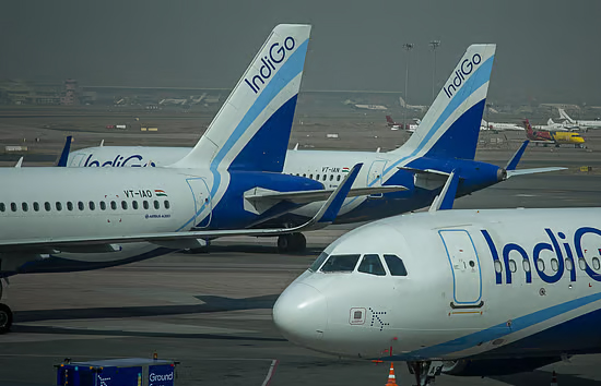 इंडिगो संकट पर दिल्ली हाईकोर्ट ने जताई नाराजगी,  केंद्र सरकार से पूछा- आखिर जिम्मेदार कौन  ?