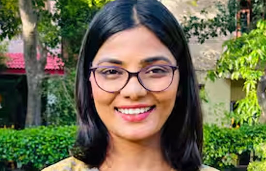 नेहा सिंह राठौर की तलाश में जुटी लखनऊ और वाराणसी पुलिस,  नोटिस का भी नहीं दिया जवाब 