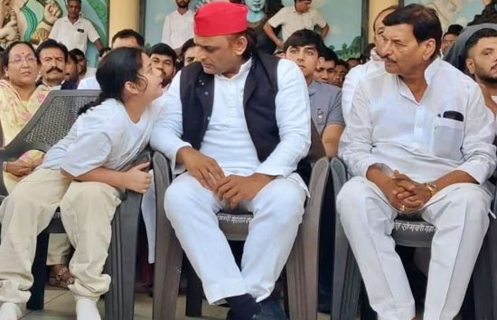 प्रतीक यादव की अंतिम विदाई में भतीजी को दुलारते दिखे...दी चॉकलेट, बात की 