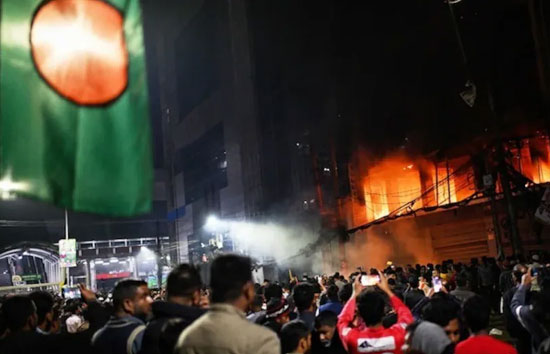  बांग्लादेश में हादी की हत्या के बाद दो प्रमुख समाचार संस्थानों Prothom Alo और The Daily Star के दफ्तरों  पर हमला  