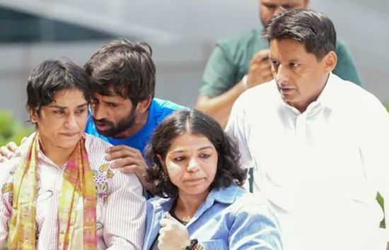 भारत लौटी विनेश फोगाट, स्वागत में पहुंचे दीपेंद्र हुड्डा, सियासी गलियारों में अलग-अलग चर्चाएं 