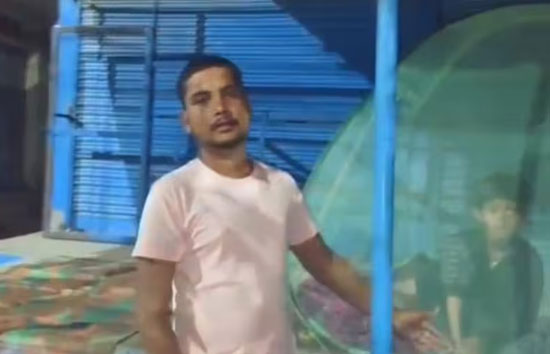 यूपी : गैस सिलेंडर के लिए एजेंसी के बाहर मच्छरदानी लगाकर सो रहे लोग