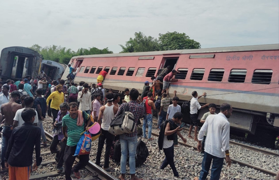 यूपी : गोंडा में बड़ा रेल हादसा, डिब्रूगढ़ जा रही चंडीगढ़ एक्सप्रेस के 10 से 12 डिब्बे पटरी से उतरे, दो यात्रियों की मौत 
