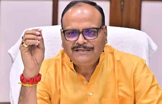 बाल-बाल बचे डिप्टी CM ब्रजेश पाठक, सरकारी विमान का इंजन फेल, रनवे पर निकला धुआं, मचा हड़कंप 