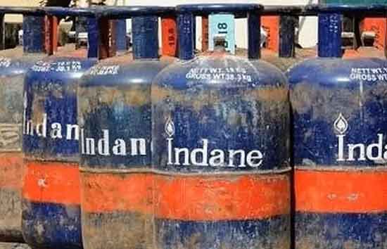 महीने की पहली तारीख को एलपीजी सिलेंडर के 28 रुपये तक बढ़े दाम, जानें अपने यहां की ताजा कीमत 