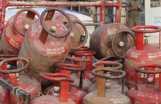 केंद्र सरकार ने LPG सिलेंडर नियमों में किये बड़े बदलाव, इन  5 फैसलों से आप पर पड़ेगा असर?