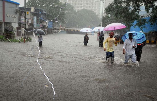  उप्र : बारिश और आकाशीय बिजली से 19 लोगों की मौत, कई जिलों में अलर्ट