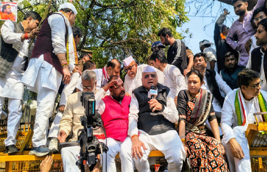 कांग्रेस कार्यकर्ताओं और पुलिस के बीच झड़प, हिरासत में लिए गए, अजय राय, अविनाश पांडे और आराधना मिश्रा मोना