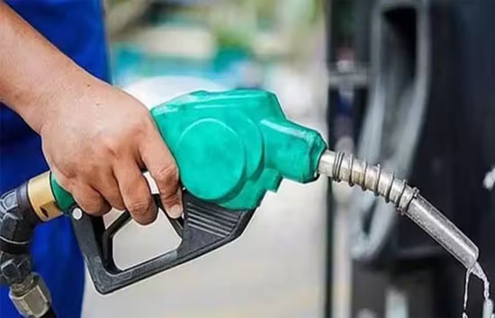 Petrol-Diesel Price Today : मंगलवार को पेट्रोल-डीजल की कीमत स्थिर, कच्चे तेल की कीमतों में लगातार गिरावट जारी 