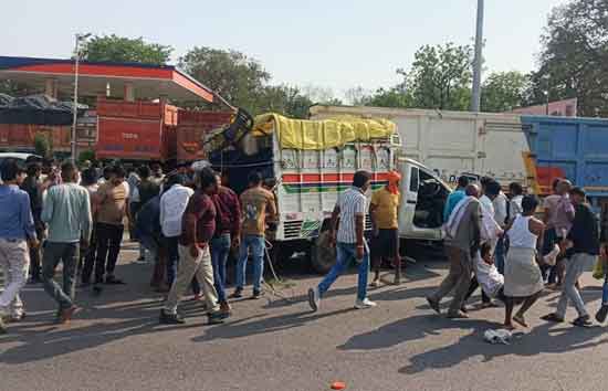 यूपी : कंटेनर से टकराई पिकअप, 8 श्रद्धालुओं की मौत, मुंडन कराकर प्रयागराज से लौट रहे थे वापस