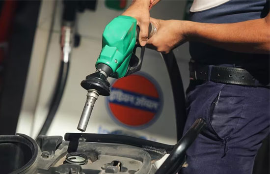 Petrol Diesel Price Today : कच्चे तेल के गिरे दाम, कई राज्यों में सस्ता हुआ पेट्रोल-डीजल 