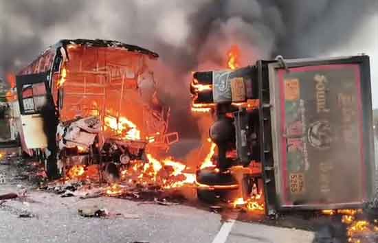 आंध्र प्रदेश : ट्रक से टक्कर के बाद निजी बस में लगी आग, 13 यात्री जिंदा जले 