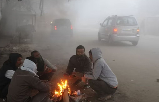 कड़ाके ठंड के चलते यूपी के 25 जिलों के लिए रेड अलर्ट जारी, कोहरे की वजह से रेंग रेंगकर चल रही गाड़ियां 