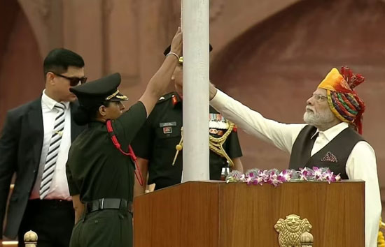  77वां स्वतंत्रता दिवस पर प्रधानमंत्री मोदी ने लाल किले की प्राचीर से किया ध्वाजारोहण