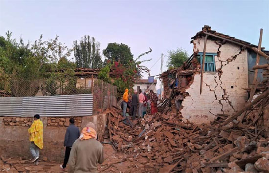 नेपाल में बीती रात आए भूकंप से 129 लोगों की गई जान, मकान हुए जमीदोज, सड़कों में पड़ी दरारें 