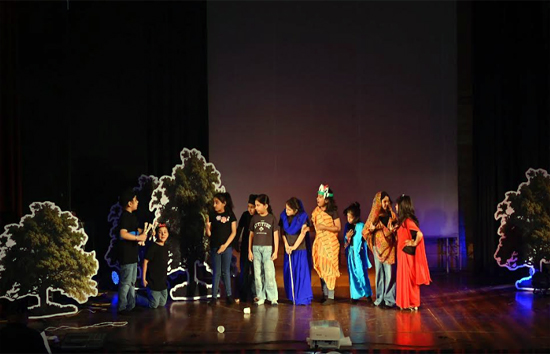 लोककथाओं की प्रस्तुति में बाल कलाकारों ने अपने जीवंत अभिनय से सभी का मन मोहा