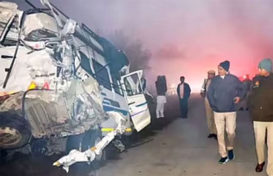 यमुना एक्सप्रेस वे पर भीषण हादसा, कंटेनर ने 6 लोगों को रौंदा, मौत  