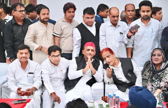 रामपुर पहुंचे अखिलेश यादव को देखकर नम हुई आजम खान की आंखें, रिहाई के बाद दोनों नेताओं की पहली मुलाकात 
