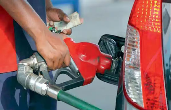 Petrol-Diesel Price Today : कच्चे तेल की कीमतों में गिरावट जारी, जानें अपने शहर की आज की नई कीमतें 