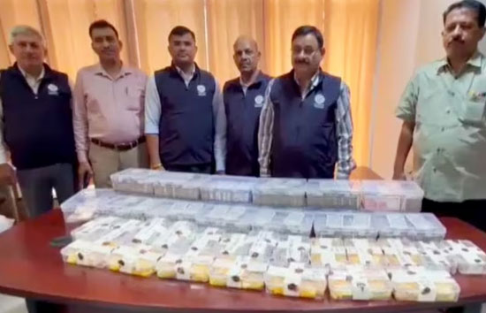 लखनऊ : रिटायर्ड ARTO के घर से कोने-कोने में मिले 1.62 Cr कैश, 13 Kg सोना बरामद