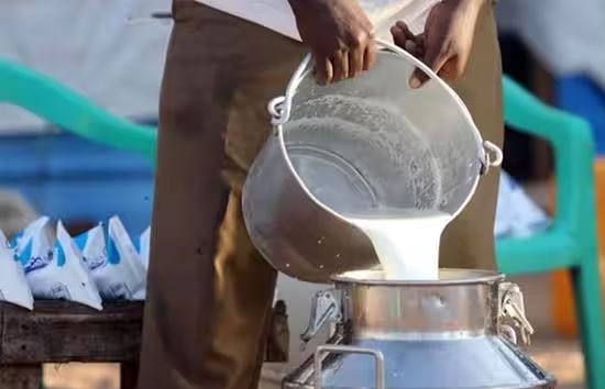 पाकिस्तान में दूध 210 रुपये प्रति लीटर, महंगाई से जनता बेहाल 