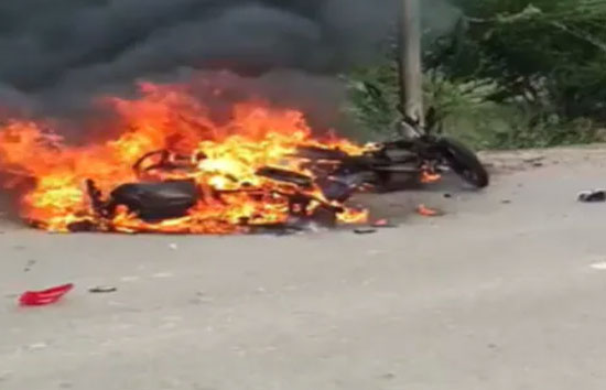 यूपी : महोबा में आमने-सामने दो बाइकों की भिड़ंत, 7 जिंदा जले, 3 गंभीर 