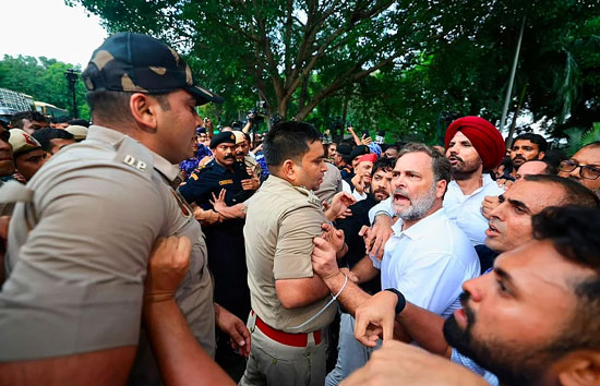 पीएम आवास के बाहर धरने पर बैठे  राहुल गांधी को छत्रसाल स्टेडियम तो प्रियंका को मंदिर मार्ग थाने ले गई पुलिस