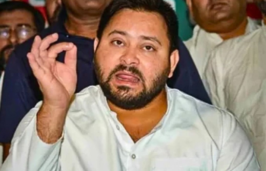 बिहार चुनाव : साइकिल से नामांकन करने पहुंचे मंत्री जीवेश मिश्रा