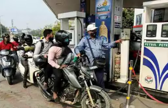 Petrol Diesel Price Today : यूपी के कई शहरों में पेट्रोल-डीजल हुआ सस्ता, इस इस राज्य में भी राहत  