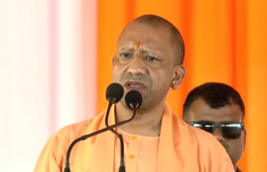 संभल में गरजे CM योगी, कहा-दंगाईयों को छोड़कर हमारी सरकार में सभी सुरक्षित