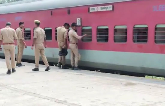 सीट नहीं मिली तो ट्रेन में बता दिया बम: लखनऊ के ऐशबाग स्टेशन पर हड़कंप, युवक गिरफ्तार