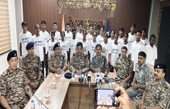 छत्तीसगढ़ : 33 नक्सलियों ने किया सरेंडर, 17 पर है 49 लाख रुपए का इनाम