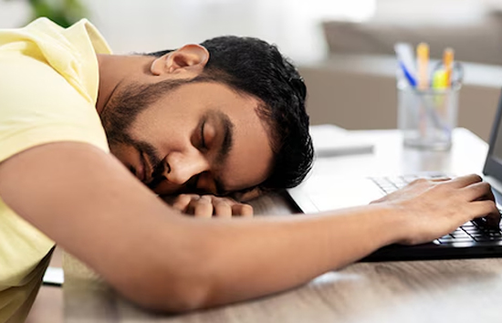 ऑफिस में झपकी या आराम करना सही या गलत...कोर्ट ने किया साफ, नौकरी करने वाले जरूर पढ़ें ये खबर 