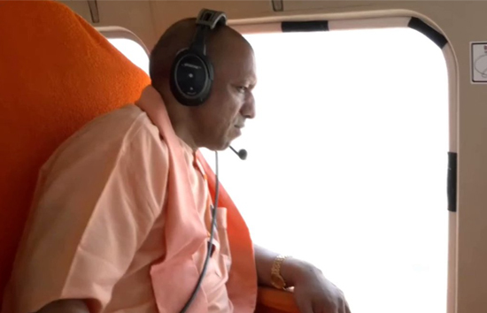 मुख्यमंत्री योगी ने हवाई सर्वेक्षण कर बाढ़ प्रभावित क्षेत्रों का किया दौरा 