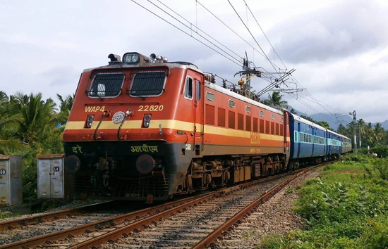 अगर आप भी करते हैं ट्रेन का सफर तो Railway दे रहा आपको 45 पैसे प्रीमियम में 10 लाख का कवर