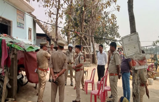 प्रेमी को अपने ही घर में बहन के साथ देख भाइयों ने कर दी हत्या, गोरखपुर में जलाया शव 