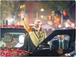 PM मोदी का हुबली में रोड शो के दौरान लोगो ने किया जबरदस्त स्वागत, बरसाए फूल