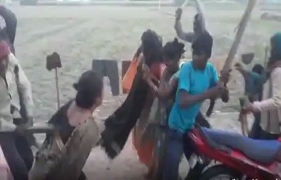 यूपी : फतेहपुर में दबंगों ने महिला समेत तीन लोगों को लाठी-डंड़ों से पीटा, वीडियो वायरल होने के बाद मचा हड़कंप  