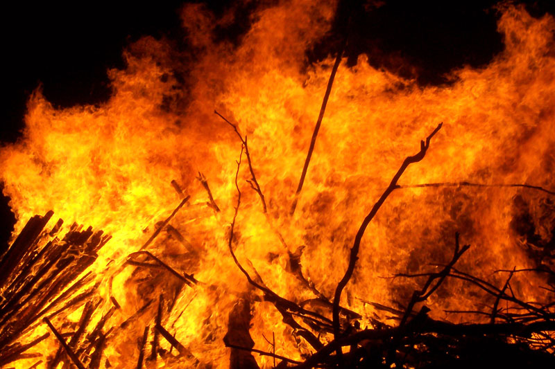 शीतला खेड़ा गांव में लगी भीषण आग ग्रामीणों को लाखों का नुकसान