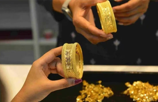 सोने के दाम में गिरावट, चांदी चमकी चेक करें 22-24 कैरेट सोने का ताजा भाव 