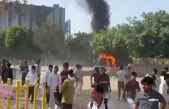 कर्मचारियों की बगावत जायज...देते हैं 15 हजार, 25 हजार बताते हैं 