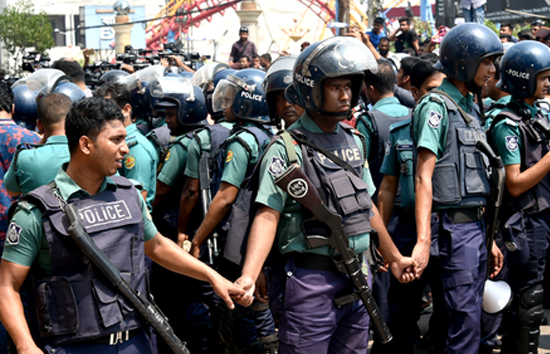 लॉकडाउन की दहलीज पर ढाका, यूनुस के घर पर भारी पुलिस तैनात, सड़कें बनीं छावनी!