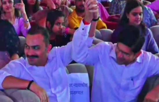 संभल में दिखा DM-SP का याराना, 'तेरे जैसा यार कहां' गाने पर झूमे दोनों अफसर,वीडियो वायरल