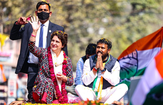 लखनऊ : प्रियंका ने कांग्रेस प्रत्याशी के लिए किया रोड शो, जीत दिलाने की अपील 