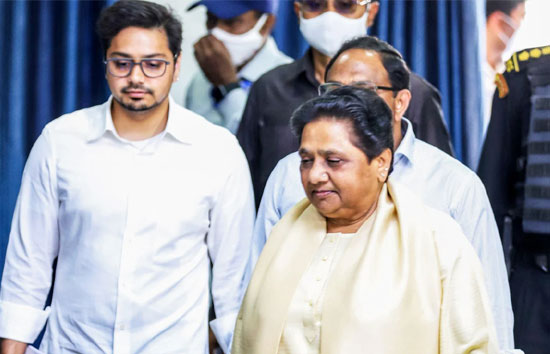 मायावती का कड़ा संदेश: 'आकाश आनंद को अभी सीखना होगा', BSP में नहीं मिली कोई बड़ी जिम्मेदारी