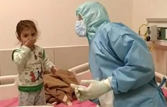 कोरोना से पीड़ित बच्ची ने डॉक्टर को दिया फ्लाइंग किस, वीडियो वायरल